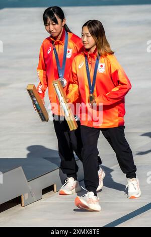 Coco Yoshizawa (R) du Japon remporte la médaille d'or en finale féminine de Street skateboard aux Jeux Olympiques d'été de Paris, France, aux côtés de sa compatriote Liz Akama (R) (JPN) argent Banque D'Images