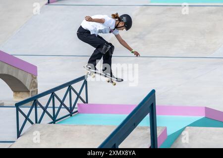 Coco Yoshizawa du Japon remporte la médaille d'or dans la finale féminine de skateboard de rue aux Jeux olympiques d'été, Paris, France, le 28 juillet 2024, à la Concorde à Paris. Banque D'Images