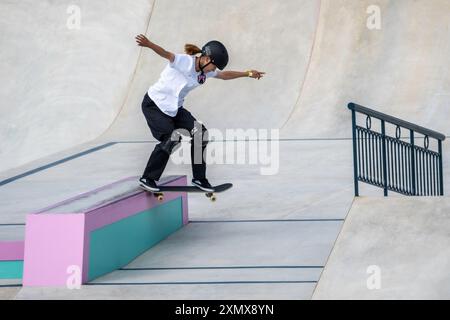 Coco Yoshizawa du Japon remporte la médaille d'or dans la finale féminine de skateboard de rue aux Jeux olympiques d'été, Paris, France, le 28 juillet 2024, à la Concorde à Paris. Banque D'Images