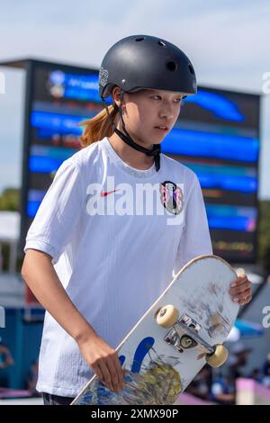 Coco Yoshizawa du Japon remporte la médaille d'or dans la finale féminine de skateboard de rue aux Jeux olympiques d'été, Paris, France, le 28 juillet 2024, à la Concorde à Paris. Banque D'Images