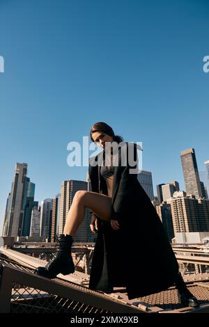 Une jeune femme danse sur un pont à New York. Banque D'Images