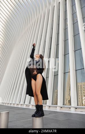 Une jeune femme danse dans les rues de New York. Banque D'Images