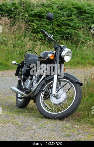 Royal Enfield Bullet 350 moto construite en Inde et vue ici au Royaume-Uni en juillet 2024 Banque D'Images