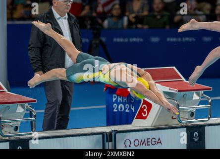 Paris, Ile de France, France. 29 juillet 2024. 29 juillet 2024 : L'australien Ariane TITMUS plonge dans la piscine pour commencer le 200 m libre féminin lors des Jeux olympiques de Paris 2024. (Crédit image : © Mark Edward Harris/ZUMA Press Wire) USAGE ÉDITORIAL SEULEMENT! Non destiné à UN USAGE commercial ! Banque D'Images