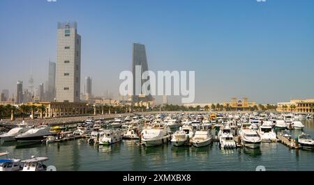 Koweït 18 mai 2024 : vue de la ville de Koweït depuis Souq Sharq Marina Banque D'Images