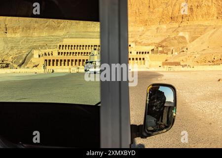Rejoignez-nous pour un safari palpitant dans le désert jusqu'au temple d'Hatshepsout. Nos voiturettes de golf confortables vous emmèneront dans un voyage pittoresque à travers l'ancien paysage Banque D'Images