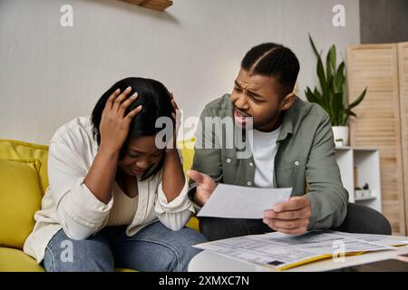 Un jeune couple afro-américain à la maison dans une situation financière difficile. Banque D'Images