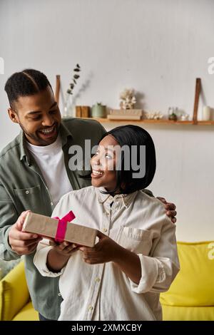 Un heureux couple afro-américain profite d'un moment spécial ensemble à la maison. Banque D'Images