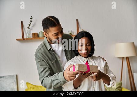Un couple profite d'un moment romantique ensemble à la maison. Banque D'Images