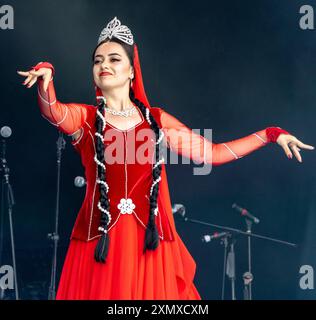 Istanbul, Turquie 06 juin 2024 : groupe de danse folklorique d'Azerbaïdjan dansant dans leurs costumes traditionnels au festival culturel d'Istanbul Banque D'Images