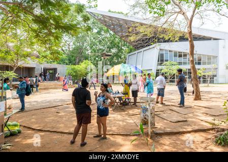 Auroville, Inde - juin 2023 - touristes devant l'Auditorium Sri Aurobindo à Bharat Nivas. Banque D'Images