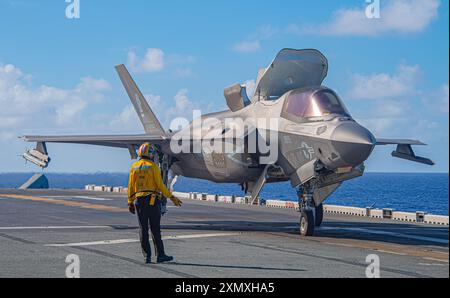 240728-N-TW227-1133 PHILIPPINE SEA (28 juillet 2024) Aviation Boatswain’s Mate (manutention) 2e classe Jaquan Morgan, de Brooklyn, New York, affecté à Banque D'Images