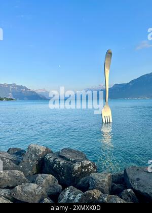 Fork of Vevey est une fourche en acier inoxydable de 8 mètres de haut (26 pieds) et 1,3 mètres de large (4,3 pieds) sur les rives du lac Léman, de l'artiste suisse Jean-Pierre Zaugg Banque D'Images