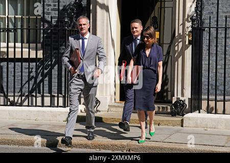 (Gauche-droite) le secrétaire aux Sciences, à l'innovation et à la technologie Peter Kyle, le secrétaire à la santé Wes Streeting et la secrétaire au travail et aux pensions Liz Kendall quittent Downing Street, Londres, après une réunion du Cabinet. Date de la photo : mardi 30 juillet 2024. Banque D'Images