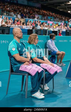 Paris, France. 30 juillet 2024. PARIS, FRANCE - JUILLET 30 : nettoyeurs de sols pendant le match Handball - Jeux Olympiques Paris 2024 entre l'Allemagne et la Slovénie au South Paris Arena le 30 juillet 2024 à Paris, France. (Photo de Henk Seppen/Orange Pictures) crédit : Orange pics BV/Alamy Live News Banque D'Images