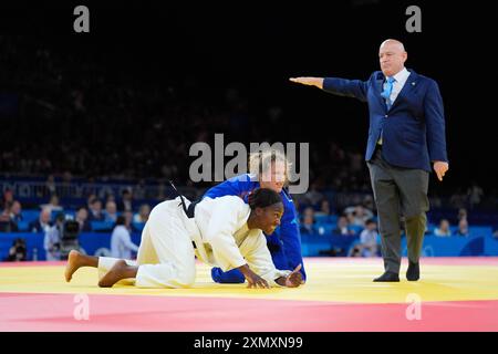 Paris, France. 30 juillet 2024. Clarisse Agbegnenou de Team France et Gili Sharir de Team Israel concourent lors du match de la ronde des célibataires féminins de 32 entre Clarisse Agbegnenou de Team France et Gili Sharir de Team Israel le quatrième jour des Jeux Olympiques de Paris 2024 au champs-de-mars Arena le 30 juillet 2024 à Paris, France. Photo de Nicolas Gouhier/ABACAPRESS. COM Credit : Abaca Press/Alamy Live News Banque D'Images