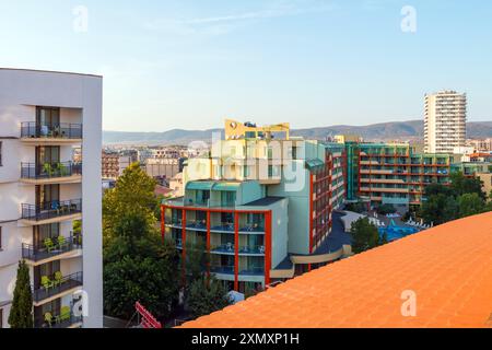 Plage ensoleillée, Bulgarie - 30 août 2023 : plage ensoleillée. Vue depuis le balcon de l'hôtel sur d'autres hôtels de la ville. Banque D'Images