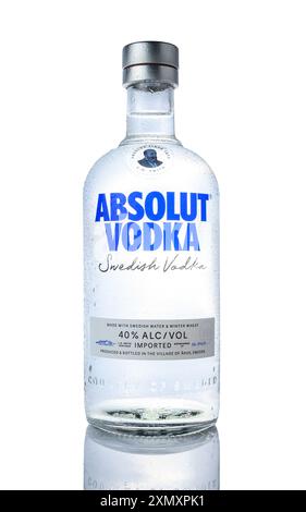 Gaziveren, Chypre -07.23.2024 bouteille de vodka suédoise Absolut, isolée sur fond blanc. Vodka Absolut produite depuis 1879 dans le sud de la Suède. Banque D'Images