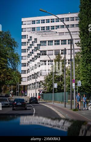 Berlin Bezirk Mitte OT Tiergarten, SHELL HAUS am Landwehrkanal von Emil Fahrenkamp, ehemals Sitz der GASAG, Reichpietschufer - 30.07.2024 Berlin Tiergarten *** Berlin district Mitte OT Tiergarten, SHELL HAUS am Landwehrkanal by Emil Fahrenkamp, ancien siège de GASAG, Reichpietschufer 30 07 2024 Berlin Tiergarten Banque D'Images