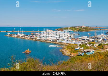 Sozopol, Bulgarie, 30 août 2023 : vue sur le port de bord de mer avec yachts et bateaux de pêche. Temps de vacances. Banque D'Images