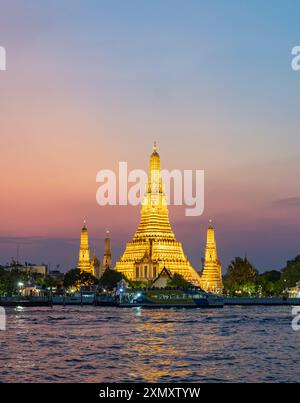 Temple Wat Arun illuminé la nuit, Bangkok, Thaïlande Banque D'Images