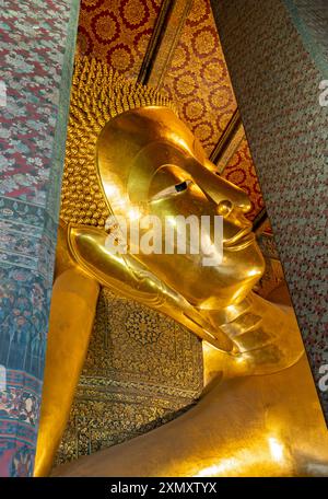 Statue de Bouddha couché, complexe Wat Pho, Bangkok, Thaïlande Banque D'Images