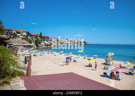 Sozopol, Bulgarie - 30 août 2023 : journée ensoleillée sur la plage de la ville de Sozopol, Bulgarie. Les gens nagent dans la mer Noire et prennent un bain de soleil. Banque D'Images