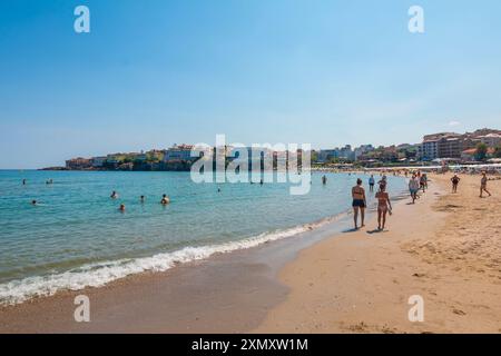 Sozopol, Bulgarie - 30 août 2023 : journée ensoleillée sur la plage de la ville de Sozopol, Bulgarie. Les gens nagent dans la mer Noire et prennent un bain de soleil. Banque D'Images