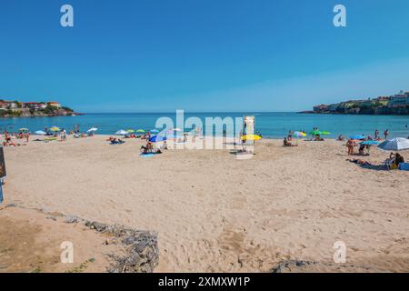 Sozopol, Bulgarie - 30 août 2023 : journée ensoleillée sur la plage de la ville de Sozopol, Bulgarie. Les gens nagent dans la mer Noire et prennent un bain de soleil. Banque D'Images