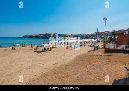 Sozopol, Bulgarie - 30 août 2023 : journée ensoleillée sur la plage de la ville de Sozopol, Bulgarie. Les gens nagent dans la mer Noire et prennent un bain de soleil. Banque D'Images