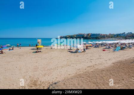 Sozopol, Bulgarie - 30 août 2023 : journée ensoleillée sur la plage de la ville de Sozopol, Bulgarie. Les gens nagent dans la mer Noire et prennent un bain de soleil. Banque D'Images