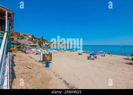 Sozopol, Bulgarie - 30 août 2023 : journée ensoleillée sur la plage de la ville de Sozopol, Bulgarie. Les gens nagent dans la mer Noire et prennent un bain de soleil. Banque D'Images