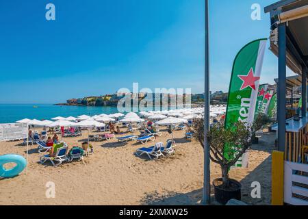 Sozopol, Bulgarie - 30 août 2023 : journée ensoleillée sur la plage de la ville de Sozopol, Bulgarie. Les gens nagent dans la mer Noire et prennent un bain de soleil. Banque D'Images