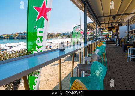 Sozopol, Bulgarie - 30 août 2023 : journée ensoleillée sur la plage de la ville de Sozopol, Bulgarie. Les gens nagent dans la mer Noire et prennent un bain de soleil. Banque D'Images