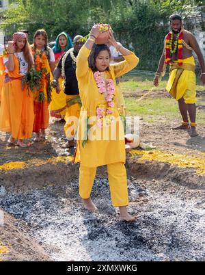 Un fidèle hindou pieux marche pieds nus sur des charbons brûlants au Thimithi Fire Walking Festival au Arya Spiritual Grounds à Jamaica, Queens, NY Banque D'Images