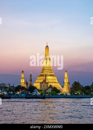 Temple Wat Arun illuminé la nuit, Bangkok, Thaïlande Banque D'Images