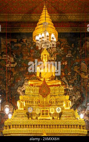 Statue dorée de Bouddha dans la salle d'ordination Phra Ubosot, complexe Wat Pho, Bangkok, Thaïlande Banque D'Images