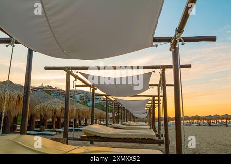 Lever de soleil, matin sur la plage dans la ville de Saint Vlas, Bulgarie. Une plage vide baignée de soleil. Banque D'Images