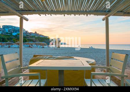 Lever de soleil, matin sur la plage dans la ville de Saint Vlas, Bulgarie. Une plage vide baignée de soleil. Banque D'Images