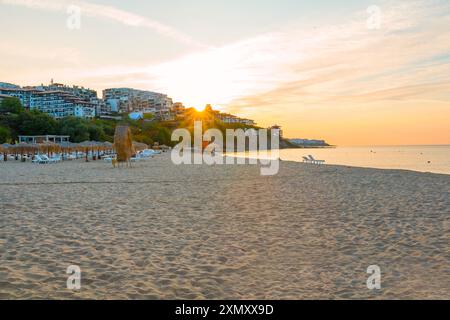 Lever de soleil, matin sur la plage dans la ville de Saint Vlas, Bulgarie. Une plage vide baignée de soleil. Banque D'Images