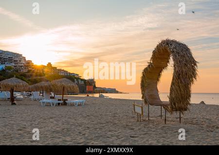 Lever de soleil, matin sur la plage dans la ville de Saint Vlas, Bulgarie. Une plage vide baignée de soleil. Banque D'Images