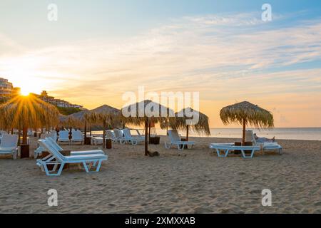 Lever de soleil, matin sur la plage dans la ville de Saint Vlas, Bulgarie. Une plage vide baignée de soleil. Banque D'Images