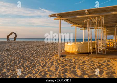 Lever de soleil, matin sur la plage dans la ville de Saint Vlas, Bulgarie. Une plage vide baignée de soleil. Banque D'Images