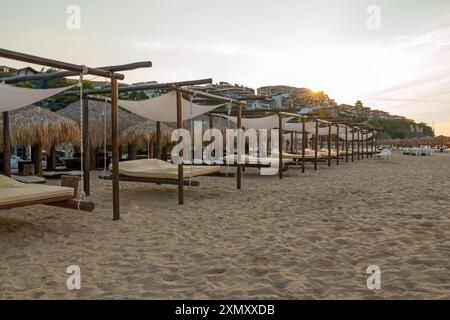 Lever de soleil, matin sur la plage dans la ville de Saint Vlas, Bulgarie. Une plage vide baignée de soleil. Banque D'Images