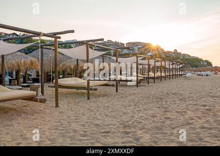 Lever de soleil, matin sur la plage dans la ville de Saint Vlas, Bulgarie. Une plage vide baignée de soleil. Banque D'Images