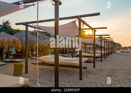 Lever de soleil, matin sur la plage dans la ville de Saint Vlas, Bulgarie. Une plage vide baignée de soleil. Banque D'Images