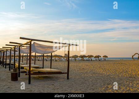 Lever de soleil, matin sur la plage dans la ville de Saint Vlas, Bulgarie. Une plage vide baignée de soleil. Banque D'Images