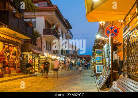 Nessebar (Nesebar), Bulgarie - 1er septembre 2023 : L'ancienne ville de Nessebar, port de pêche. Côte de la mer Noire, Burgas. Vie nocturne dans la ville. Banque D'Images