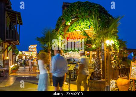 Nessebar (Nesebar), Bulgarie - 1er septembre 2023 : L'ancienne ville de Nessebar, port de pêche. Côte de la mer Noire, Burgas. Vie nocturne dans la ville. Banque D'Images