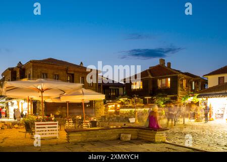 Nessebar (Nesebar), Bulgarie - 1er septembre 2023 : L'ancienne ville de Nessebar, port de pêche. Côte de la mer Noire, Burgas. Vie nocturne dans la ville. Banque D'Images